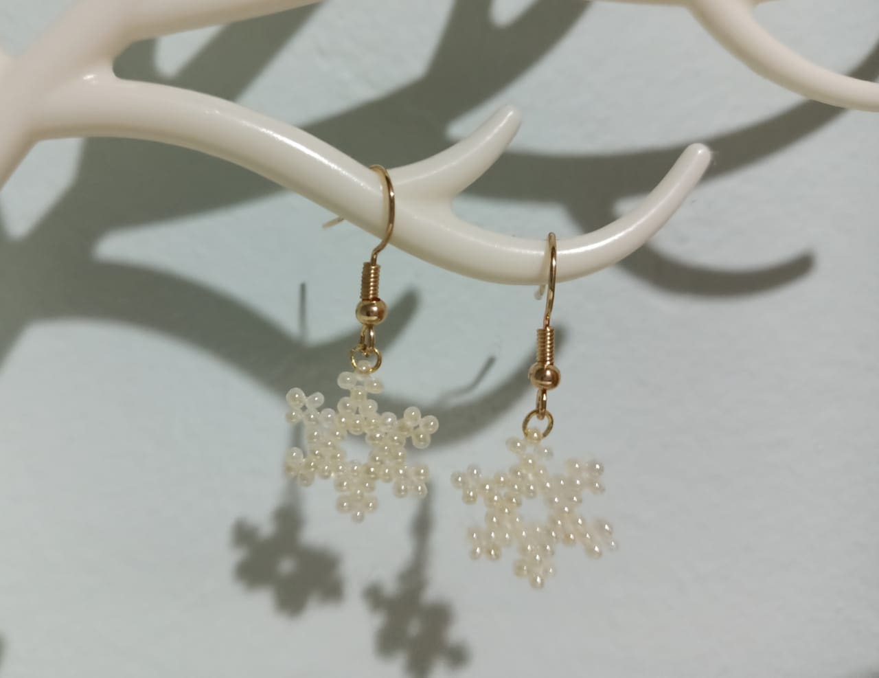 THE STONE Snowflakes Beaded Earrings - Image 3