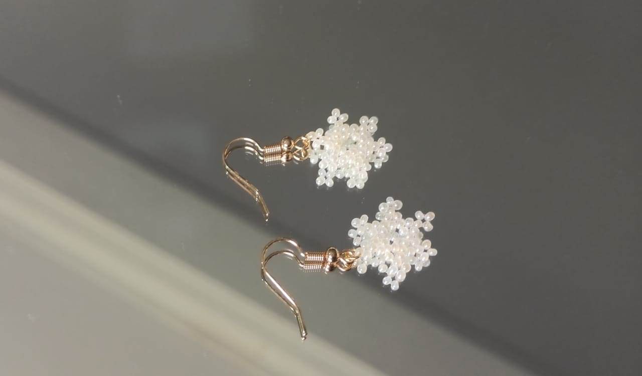 THE STONE Snowflakes Beaded Earrings